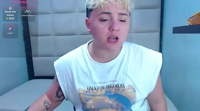 Snapshot of isabeautyx19 chatting on 01.14.25 isabeautyx19 online show from 01.14.25