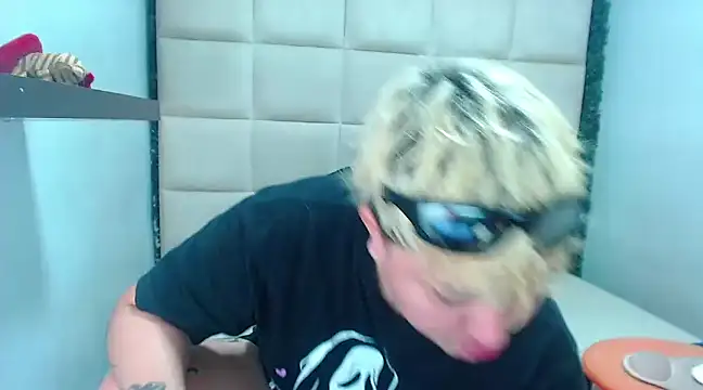 Snapshot of isabeautyx19 chatting on 01.19.25 isabeautyx19 online show from 01.19.25