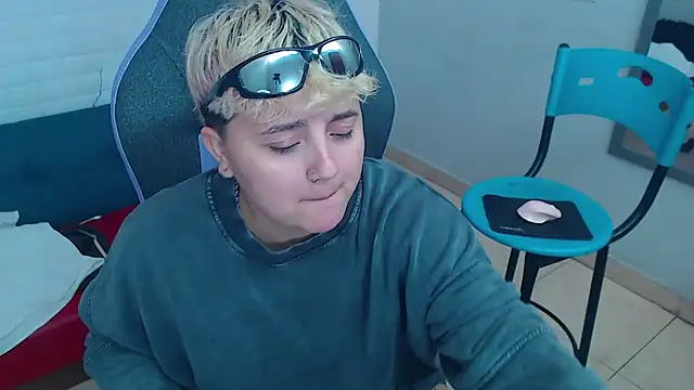 Snapshot of isabeautyx19 chatting on 01.22.25 isabeautyx19 online show from 01.22.25