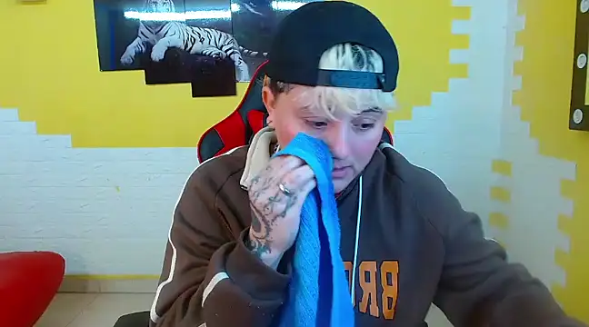 Snapshot of isabeautyx19 chatting on 01.22.25 isabeautyx19 online show from 01.22.25