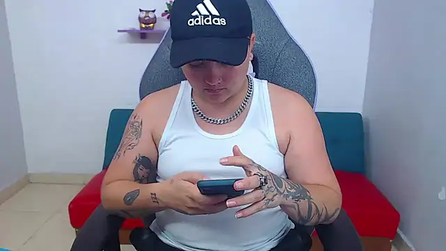 Snapshot of isabeautyx19 chatting on 01.28.25 isabeautyx19 online show from 01.28.25