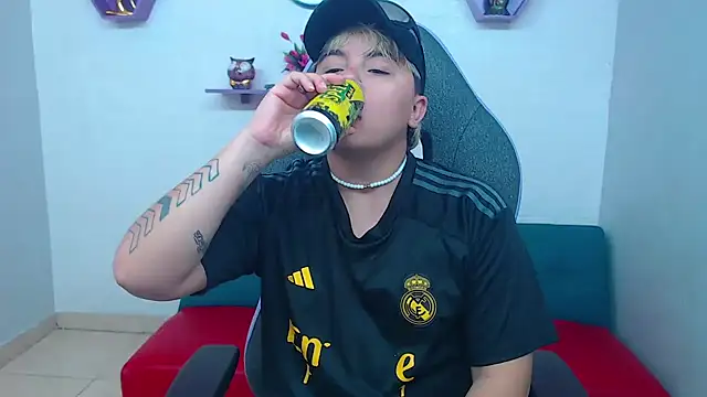 Snapshot of isabeautyx19 chatting on 02.04.25 isabeautyx19 online show from 02.04.25