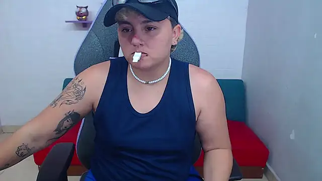 Snapshot of isabeautyx19 chatting on 02.05.25 isabeautyx19 online show from 02.05.25