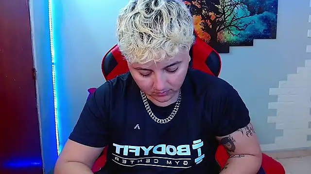 Snapshot of isabeautyx19 chatting on 02.10.25 isabeautyx19 online show from 02.10.25