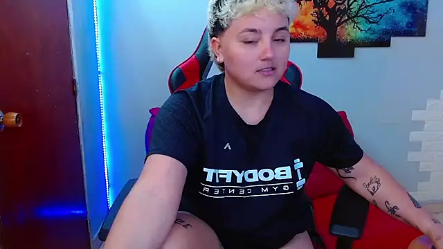 Snapshot of isabeautyx19 chatting on 02.10.25 isabeautyx19 online show from 02.10.25