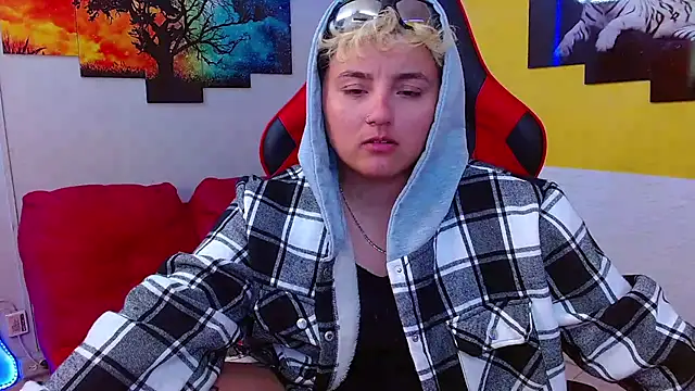 Snapshot of isabeautyx19 chatting on 02.13.25 isabeautyx19 online show from 02.13.25