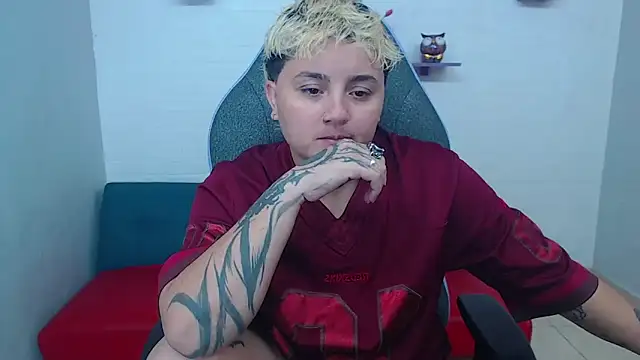 Snapshot of isabeautyx19 chatting on 02.14.25 isabeautyx19 online show from 02.14.25