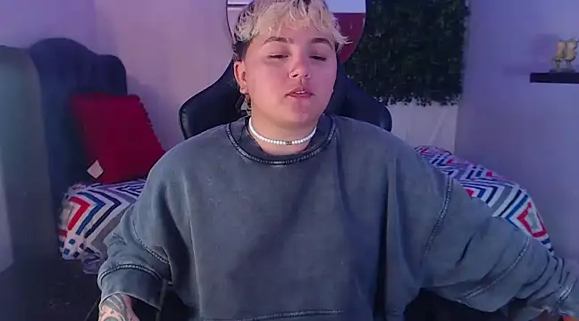 Snapshot of isabeautyx19 chatting on 02.19.25 isabeautyx19 online show from 02.19.25