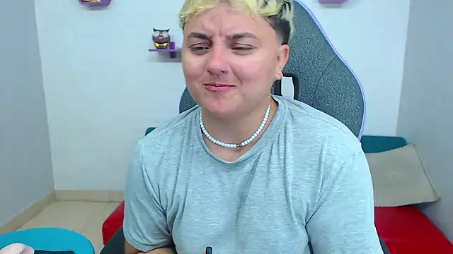 Snapshot of isabeautyx19 chatting on 02.22.25 isabeautyx19 online show from 02.22.25