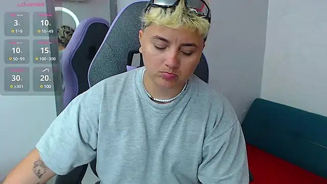 Snapshot of isabeautyx19 chatting on 02.25.25 isabeautyx19 online show from 02.25.25