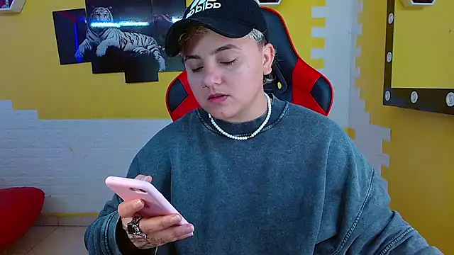 Snapshot of isabeautyx19 chatting on 03.09.25 isabeautyx19 online show from 03.09.25