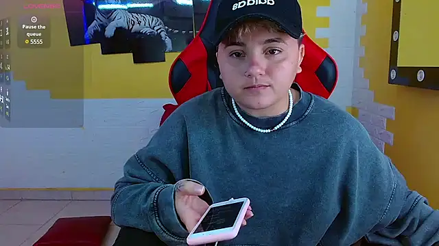 Snapshot of isabeautyx19 chatting on 03.09.25 isabeautyx19 online show from 03.09.25