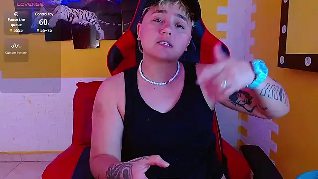 Snapshot of isabeautyx19 chatting on 03.10.25 isabeautyx19 online show from 03.10.25