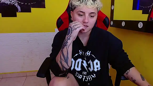 Snapshot of isabeautyx19 chatting on 03.21.25 isabeautyx19 online show from 03.21.25