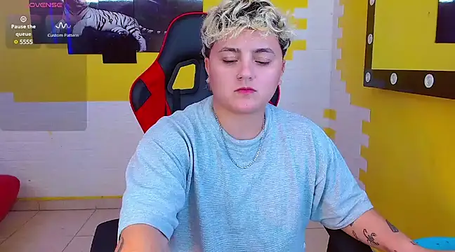 Snapshot of isabeautyx19 chatting on 03.23.25 isabeautyx19 online show from 03.23.25