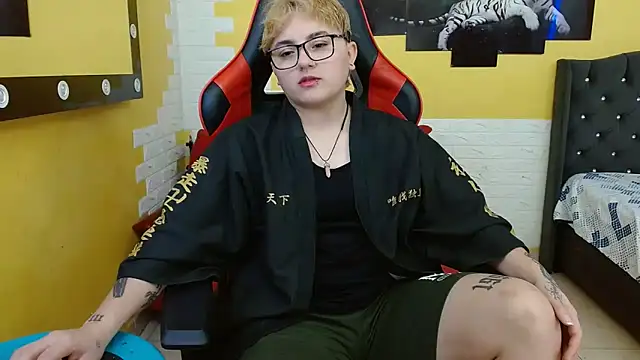 Snapshot of isabeautyx19 chatting on 09.10.25 isabeautyx19 online show from 09.10.25