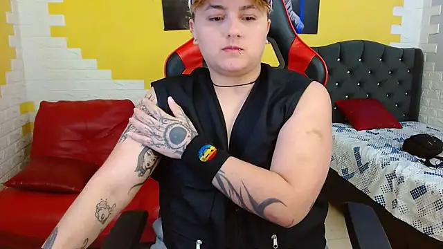 Snapshot of isabeautyx19 chatting on 09.18.25 isabeautyx19 online show from 09.18.25