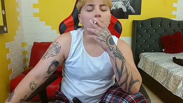 Snapshot of isabeautyx19 chatting on 09.23.25 isabeautyx19 online show from 09.23.25