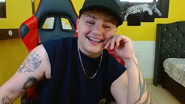 Snapshot of isabeautyx19 chatting on 09.25.25 isabeautyx19 online show from 09.25.25