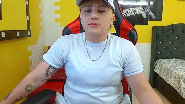 Snapshot of isabeautyx19 chatting on 09.30.25 isabeautyx19 online show from 09.30.25