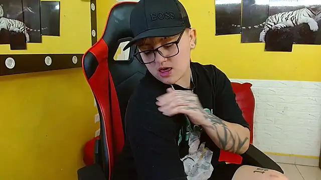 Snapshot of isabeautyx19 chatting on 09.30.25 isabeautyx19 online show from 09.30.25