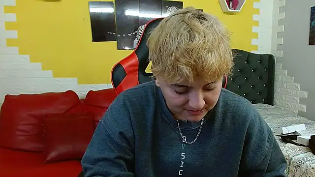 Snapshot of isabeautyx19 chatting on 10.02.25 isabeautyx19 online show from 10.02.25