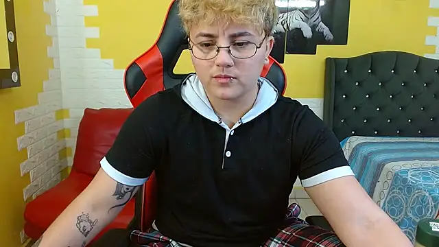 Snapshot of isabeautyx19 chatting on 10.05.25 isabeautyx19 online show from 10.05.25