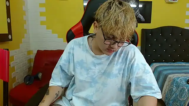 Snapshot of isabeautyx19 chatting on 10.06.25 isabeautyx19 online show from 10.06.25