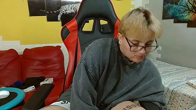 Snapshot of isabeautyx19 chatting on 10.07.25 isabeautyx19 online show from 10.07.25