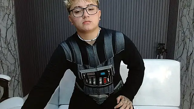 Snapshot of isabeautyx19 chatting on 10.13.25 isabeautyx19 online show from 10.13.25