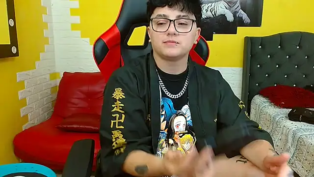 Snapshot of isabeautyx19 chatting on 10.15.25 isabeautyx19 online show from 10.15.25