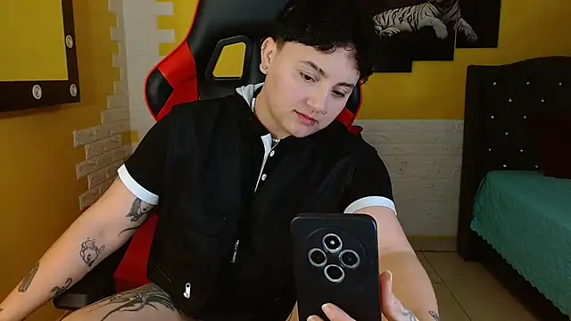 Snapshot of isabeautyx19 chatting on 10.20.25 isabeautyx19 online show from 10.20.25