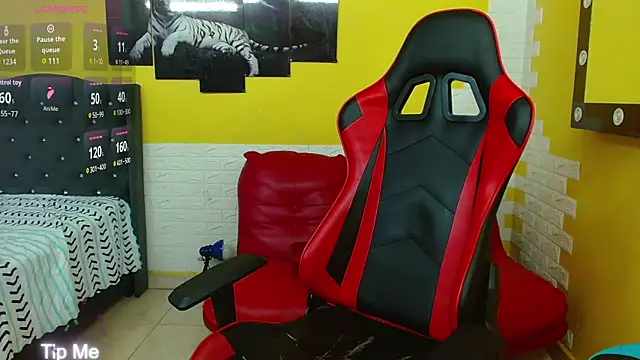 Snapshot of isabeautyx19 chatting on 10.21.25 isabeautyx19 online show from 10.21.25