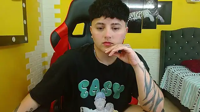 Snapshot of isabeautyx19 chatting on 10.23.25 isabeautyx19 online show from 10.23.25