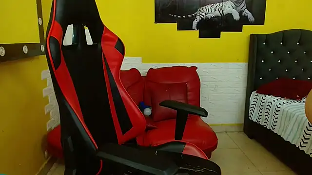 Snapshot of isabeautyx19 chatting on 10.25.25 isabeautyx19 online show from 10.25.25