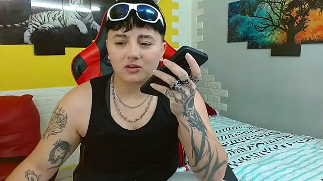 Snapshot of isabeautyx19 chatting on 10.27.25 isabeautyx19 online show from 10.27.25