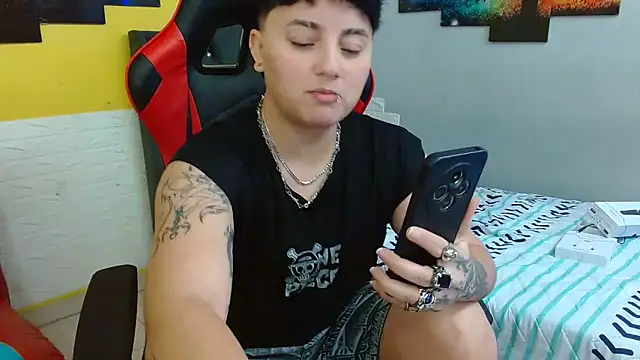 Snapshot of isabeautyx19 chatting on 10.28.25 isabeautyx19 online show from 10.28.25