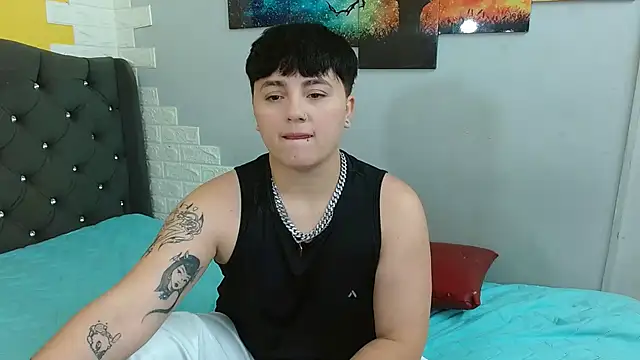 Snapshot of isabeautyx19 chatting on 11.10.25 isabeautyx19 online show from 11.10.25