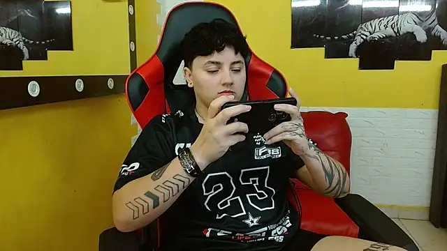 Snapshot of isabeautyx19 chatting on 11.13.25 isabeautyx19 online show from 11.13.25