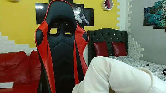 Snapshot of isabeautyx19 chatting on 11.14.25 isabeautyx19 online show from 11.14.25