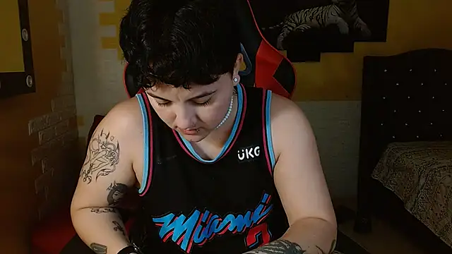 Snapshot of isabeautyx19 chatting on 11.19.25 isabeautyx19 online show from 11.19.25