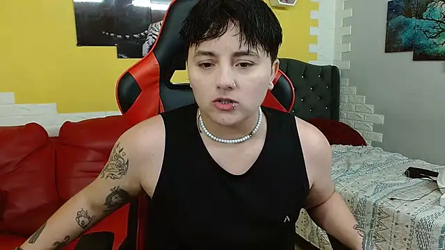 Snapshot of isabeautyx19 chatting on 11.24.25 isabeautyx19 online show from 11.24.25