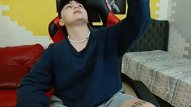 Snapshot of isabeautyx19 chatting on 11.25.25 isabeautyx19 online show from 11.25.25