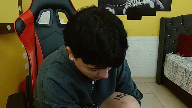 Snapshot of isabeautyx19 chatting on 11.26.25 isabeautyx19 online show from 11.26.25