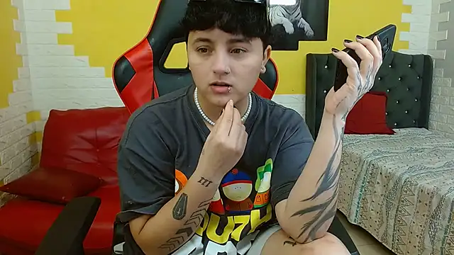 Snapshot of isabeautyx19 chatting on 11.29.25 isabeautyx19 online show from 11.29.25