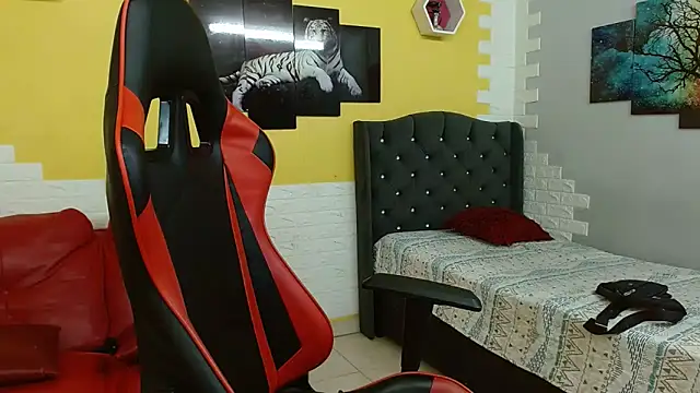 Snapshot of isabeautyx19 chatting on 12.02.25 isabeautyx19 online show from 12.02.25