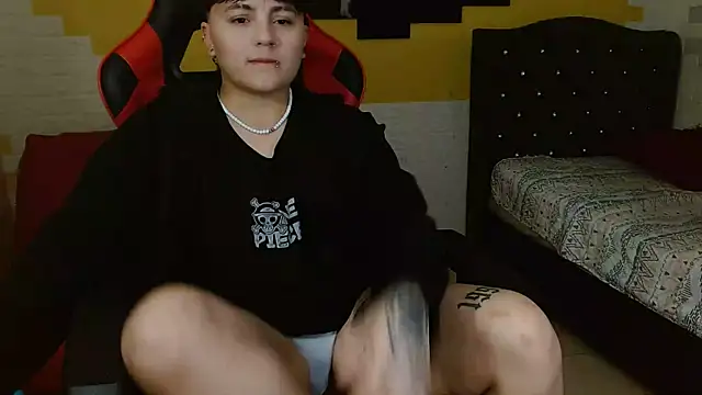 Snapshot of isabeautyx19 chatting on 12.04.25 isabeautyx19 online show from 12.04.25