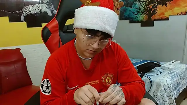 Snapshot of isabeautyx19 chatting on 12.14.25 isabeautyx19 online show from 12.14.25