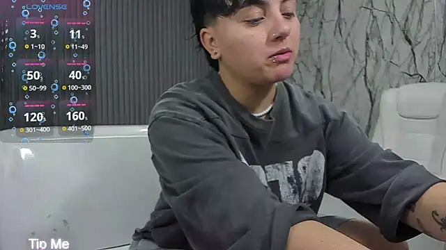 Snapshot of isabeautyx19 chatting on 12.15.25 isabeautyx19 online show from 12.15.25