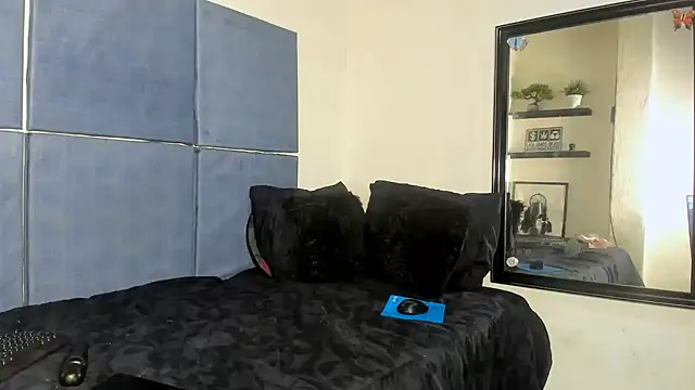 Snapshot of Ebonydollxx chatting on 12.15.25 Ebonydollxx online show from 12.15.25